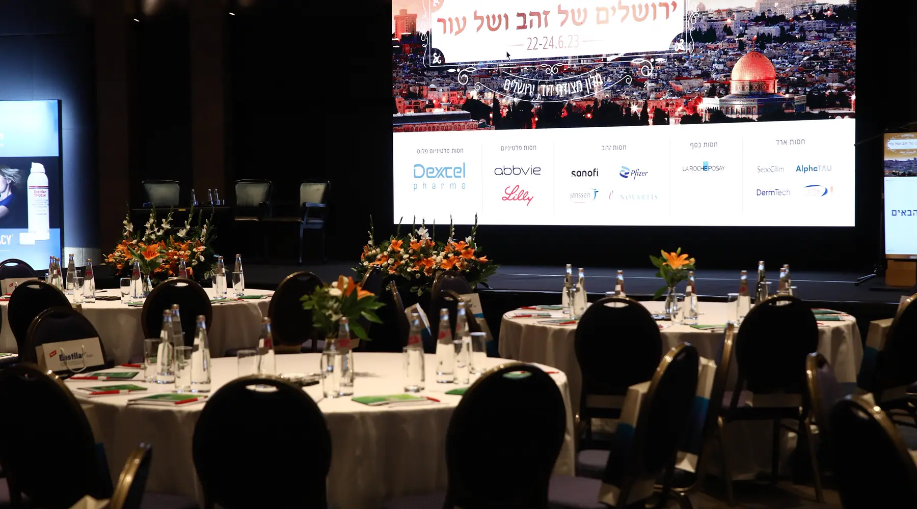 ערב גאלה בכנס, שולחנות עגולים מול מסך